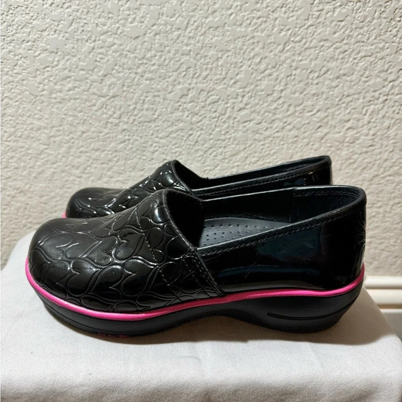 smitten Shoes - Smitten Womens Faux Patent Leather Clog Medical/Nurse Shoes Heartthrob 37/6.5 US
